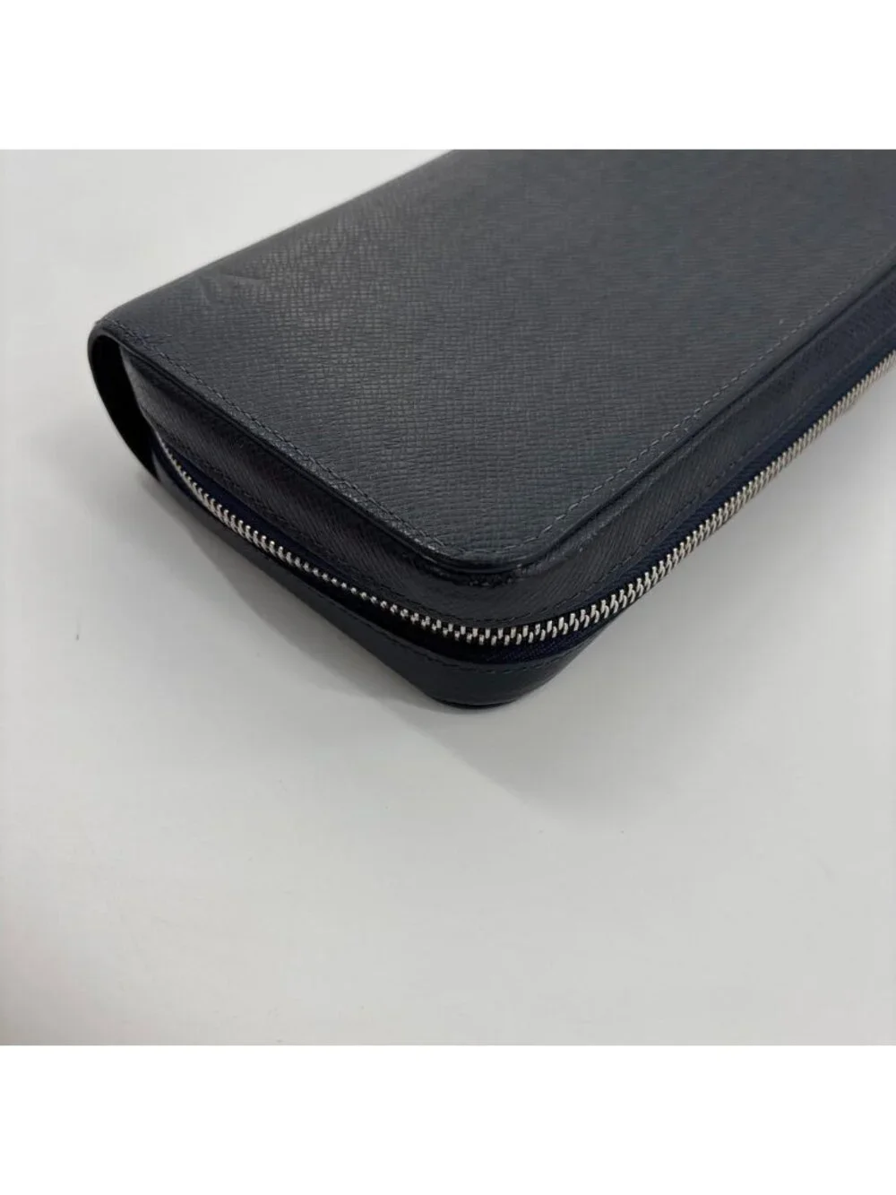 Louis Vuitton Taiga Zippy XL Wallet